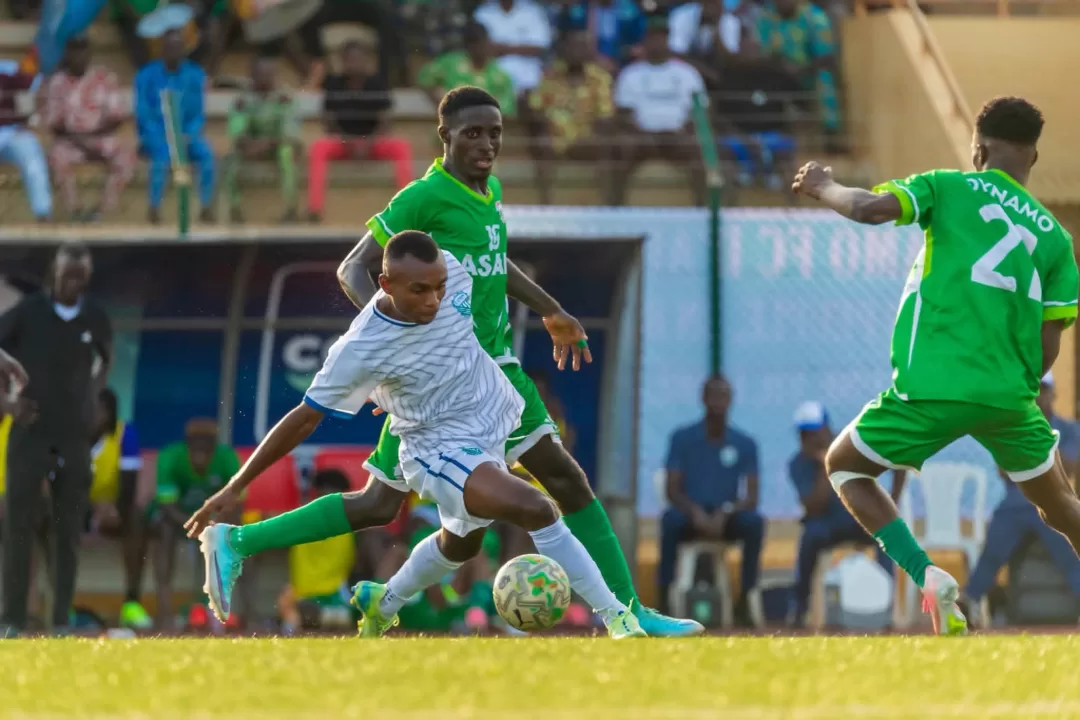 Des joueurs sur le terrain