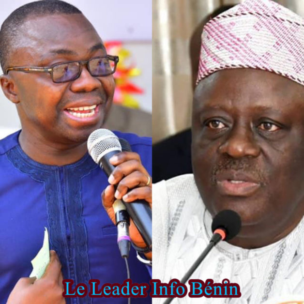 Montage de deux hommes parlant au micro habillés en pagne et turban traditionnel africain avec texte Le Leader Info Bénin
