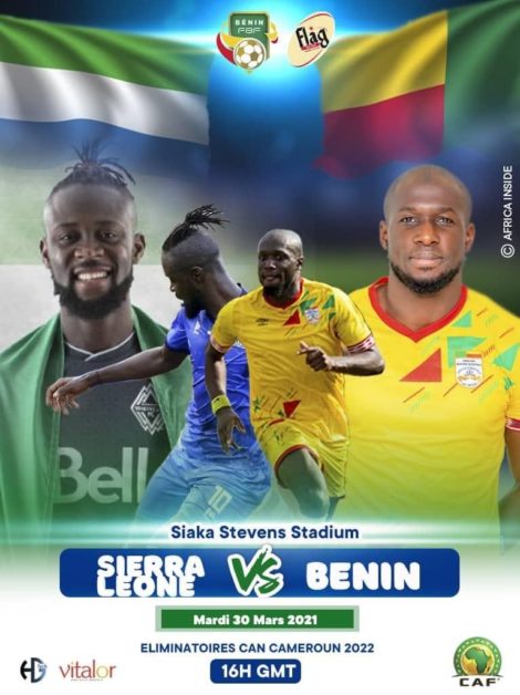 Montage présentant quatre joueurs de football des équipes du Sierra Leone et du Bénin avec leurs drapeaux en arrière-plan
