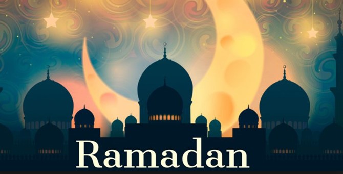 Silhouettes de mosquées noires devant un ciel étoilé avec un croissant de lune et le mot Ramadan en bas