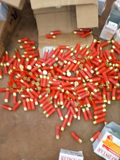 Cartouche de calibre rouge dispersées sur le sol à côté de plusieurs cartons ouverts