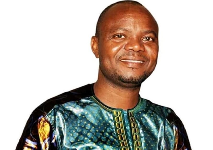 Homme souriant portant un vêtement traditionnel coloré sur fond blanc