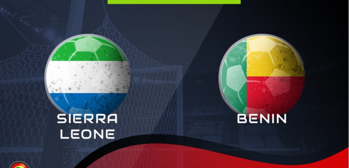 Ballons aux couleurs vert blanc bleu et vert jaune rouge avec les noms Sierra Leone et Benin devant un but de football