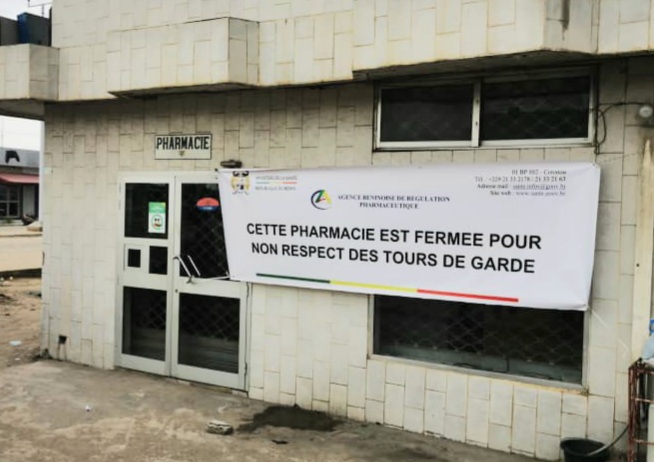 Façade d une pharmacie fermée avec une bannière annonçant la suspension pour non-respect des tours de garde