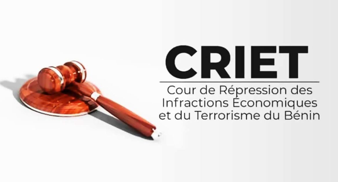 Un marteau de juge posé à côté du sigle et du nom complet d une cour de répression des infractions économiques et du terrorisme du Bénin