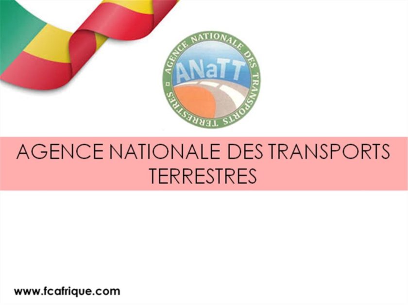 Logo rond de l'agence nationale des transports terrestres avec un ruban tricolore vert jaune rouge en haut à gauche et un bandeau rose au centre