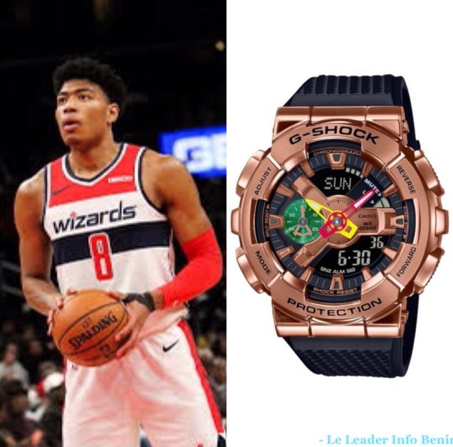 Un joueur de basketball en maillot blanc et rouge tenant un ballon à côté d une montre G-Shock avec des touches vertes, jaunes et rouges