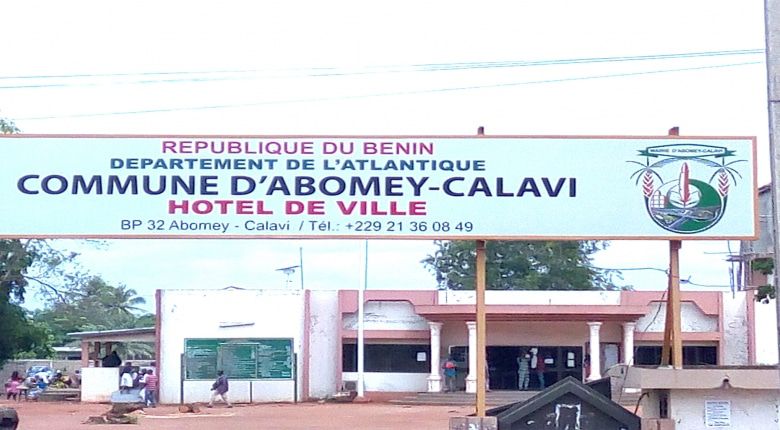 Enseigne du bâtiment principal de la mairie avec des personnes visibles en arrière-plan