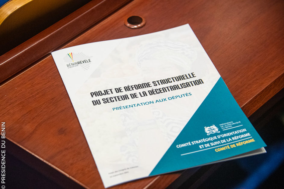 Brochure intitulée projet de réforme structurelle du secteur de la décentralisation posée sur un bureau en bois
