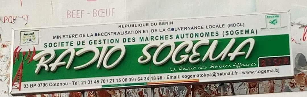Enseigne de la radio SOGEMA accrochée sur un mur avec coordonnées de contact visible