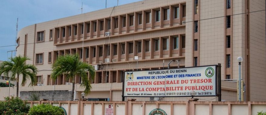 Façade d'un grand bâtiment administratif avec un panneau indiquant une direction générale du trésor et de la comptabilité publique
