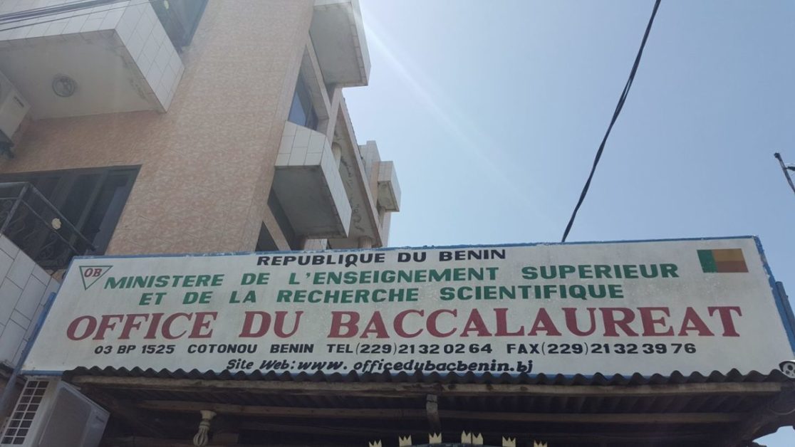 Enseigne d'un bâtiment administratif avec texte concernant un office du baccalauréat sous un ciel dégagé