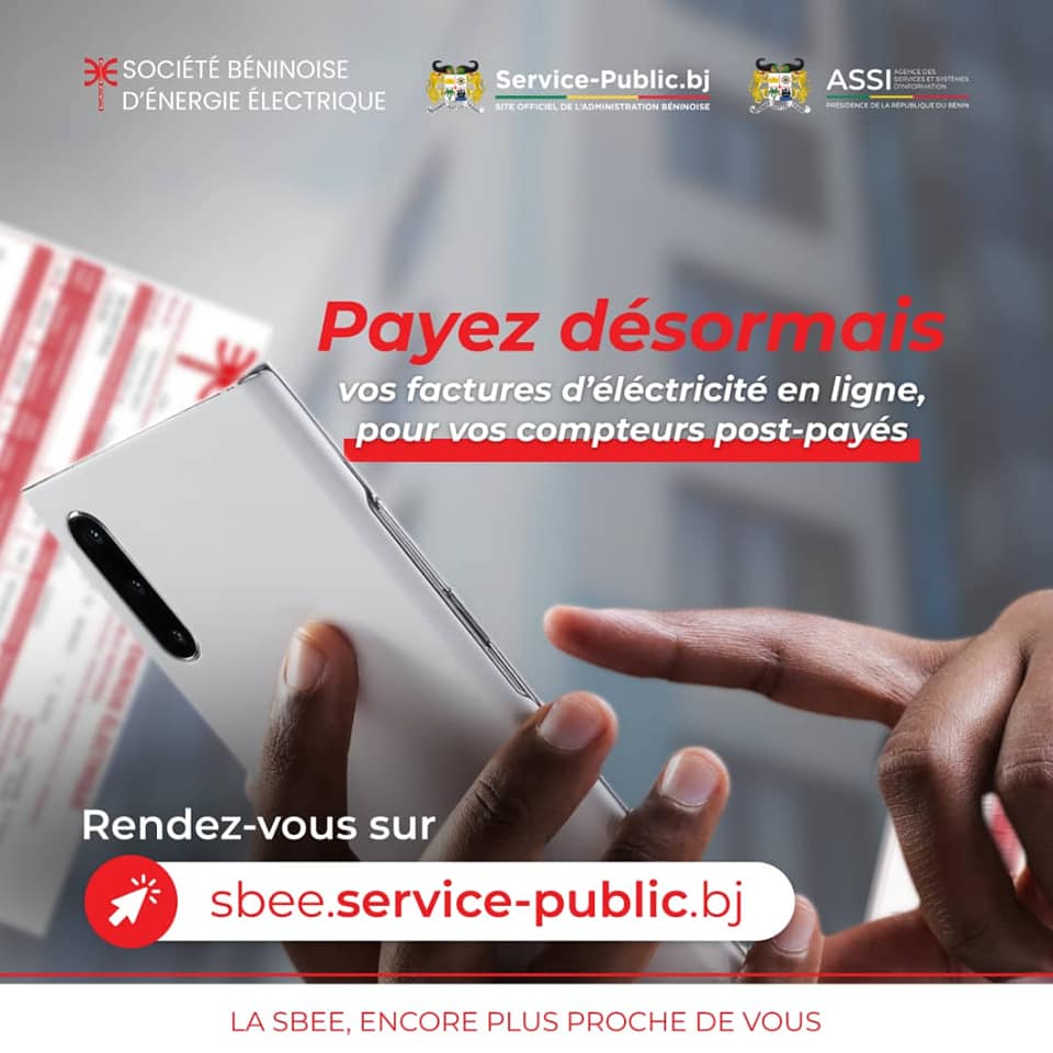 Main tenant un smartphone avec une facture d'électricité en arrière-plan et un texte invitant à payer en ligne
