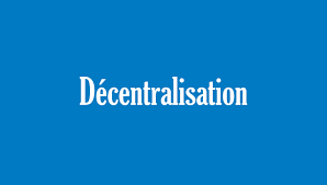 Texte blanc « Décentralisation » sur fond bleu uni