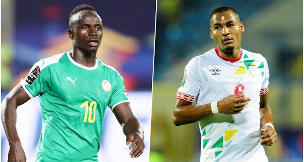 Deux joueurs de football en action, l'un en maillot vert avec le numéro 10, l'autre en maillot blanc avec le numéro 6