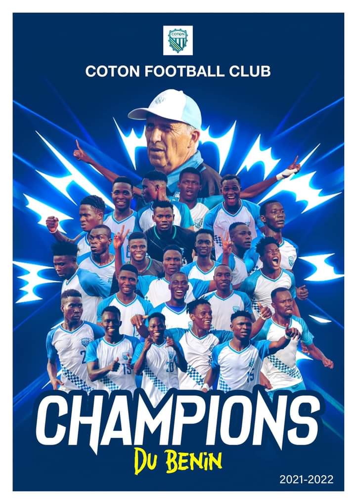 Affiche bleue avec une équipe de joueurs de football et un entraîneur au centre, texte "Champions du Bénin 2021-2022