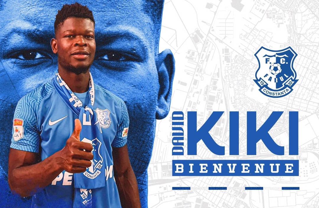 Un joueur de football en maillot bleu fait un pouce levé devant un fond avec son visage et le logo d un club de football