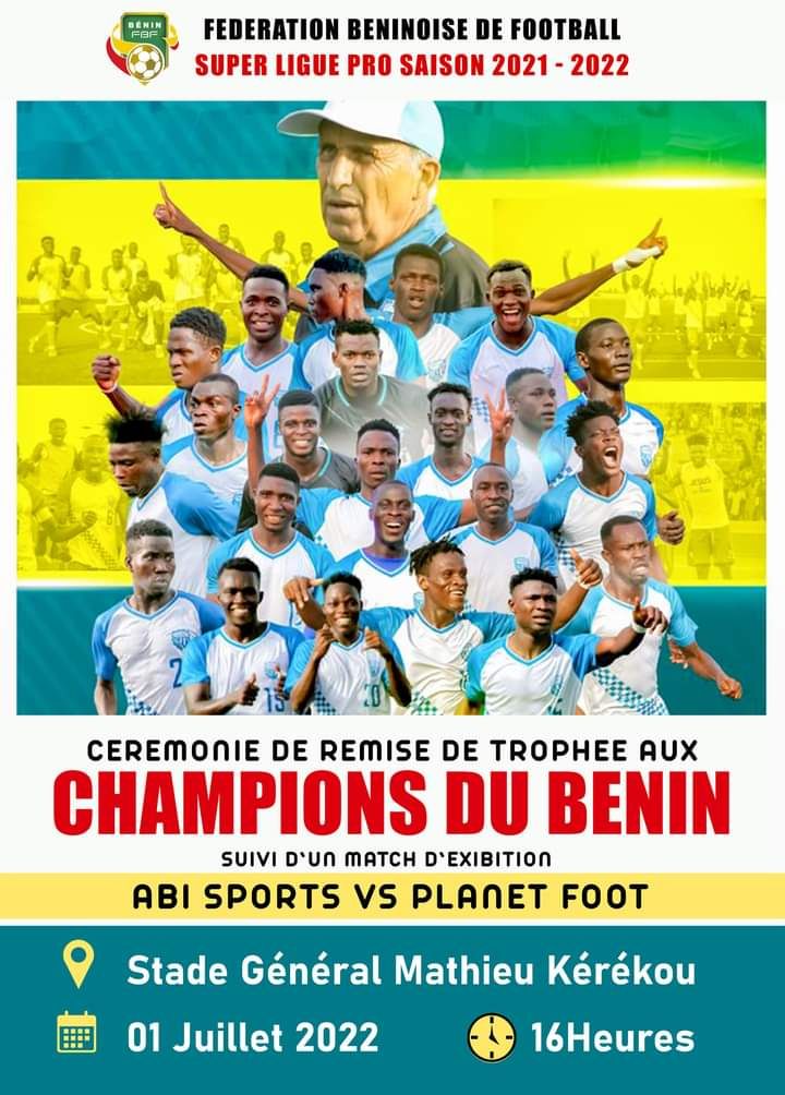 Montage photo d’une équipe de football en maillot blanc et bleu avec un homme casquette blanche en arrière-plan, texte d’annonce d’une remise de trophée
