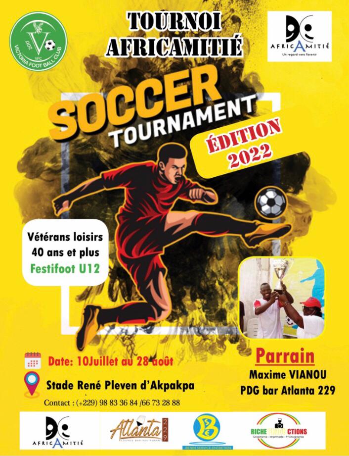 Affiche colorée annonçant un tournoi de soccer avec illustration d’un joueur en rouge en action et informations sur dates et catégories