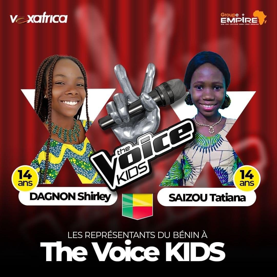 Portraits de deux jeunes filles souriantes entourées d’un logo de The Voice Kids sur fond rouge