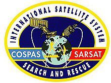 Logo circulaire de COSPAS-SARSAT avec deux satellites au-dessus de la Terre et textes en anglais et en cercles jaune et bleu
