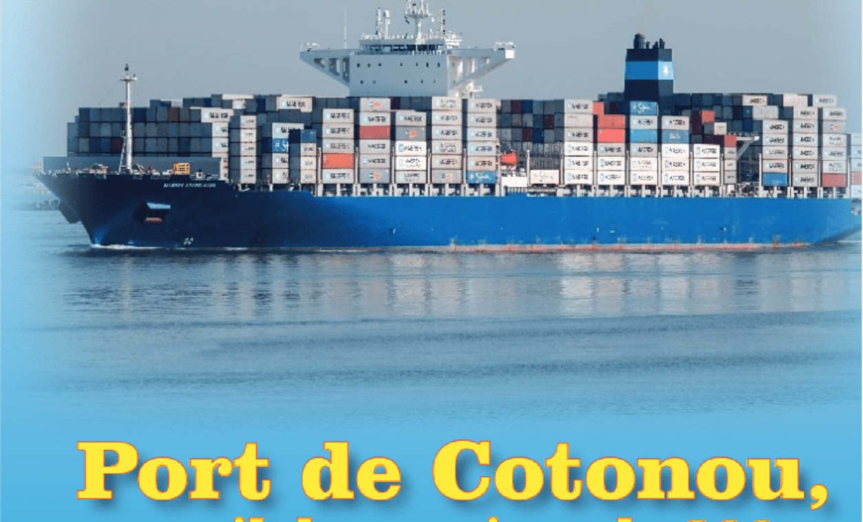 Navire porte-conteneurs bleu chargé de nombreux conteneurs sur une surface d’eau calme en arrière-plan du texte en jaune.