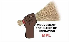 Un poing brun serrant un balai avec le texte Mouvement Populaire de Libération MPL à côté