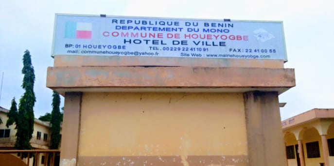 Façade d un bâtiment municipal avec un panneau indiquant la commune et l hôtel de ville