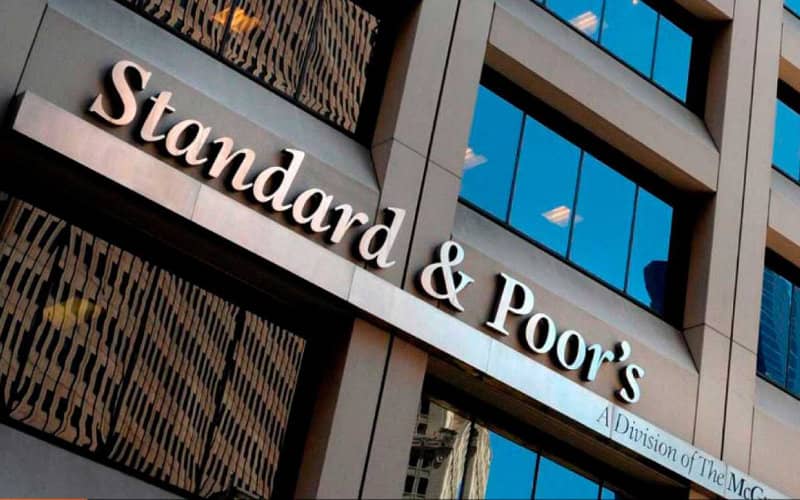 Façade d un bâtiment de bureau avec le logo Standard & Poor’s visible en gros plan sur la devanture