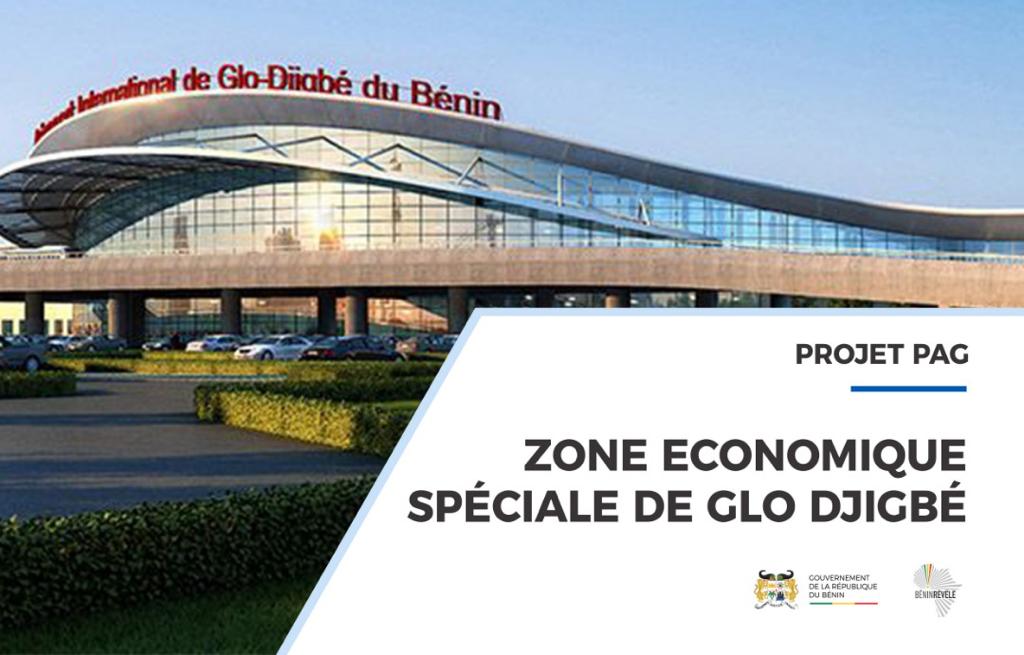Un bâtiment moderne avec façade en verre et un panneau indiquant une zone économique spéciale en gros plan