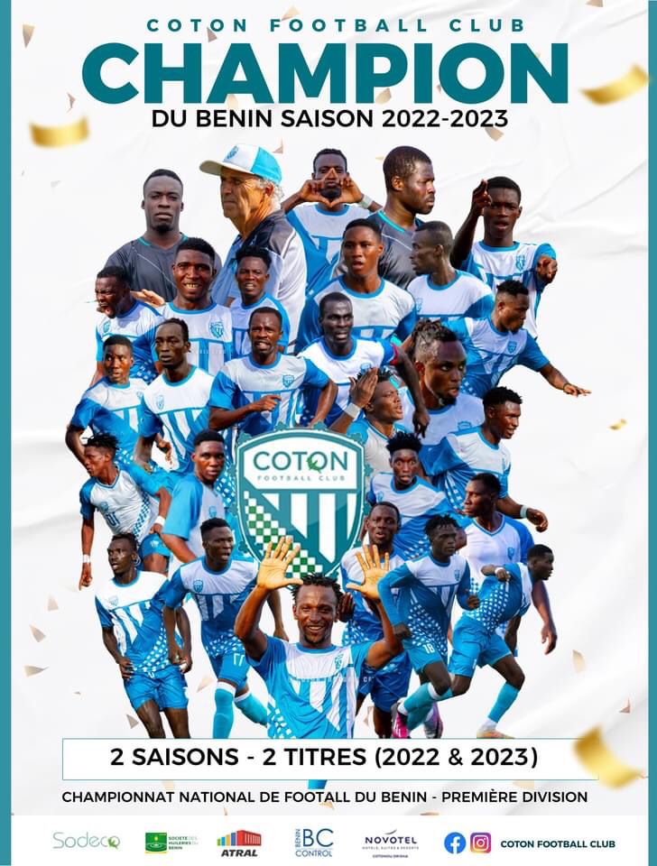 Plusieurs joueurs et un entraîneur posent en tenues de football bleue et blanche autour d'un logo central avec du texte sur fond blanc