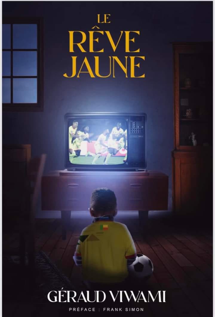 Enfant de dos en maillot jaune assis devant une télévision ancienne diffusant un match de football dans une pièce sombre