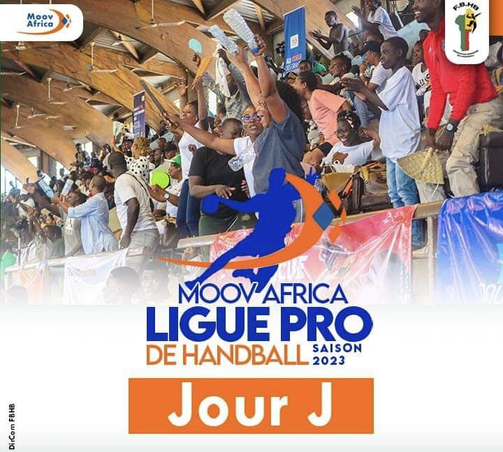 Des spectateurs enthousiastes applaudissent et agitent des objets colorés dans une tribune en bois lors d’un événement sportif de handball