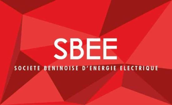 Fond rouge avec formes géométriques et texte blanc SBEE Société Béninoise d'Energie Electrique