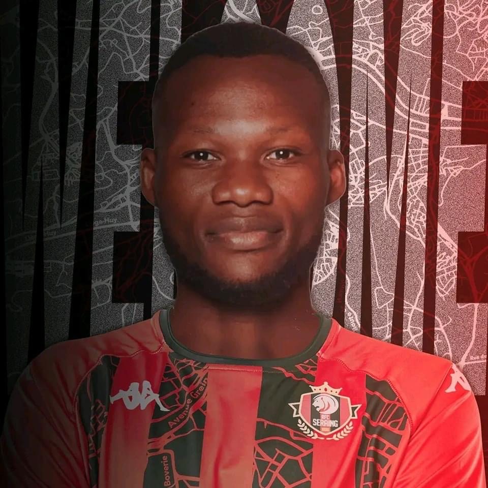Homme en maillot rouge et noir avec un logo de club de football sur fond graphique aux couleurs similaires
