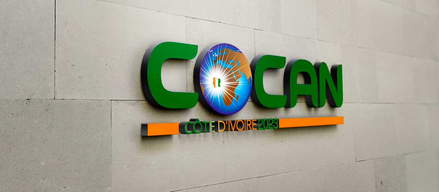 Logo coloré avec carte de l'Afrique et texte Côte d'Ivoire 2023 sur un mur gris