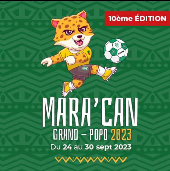 Mascotte léopard en tenue sportive frappant un ballon de football sur fond vert avec texte Mara'Can Grand-Popo 2023 et dates du 24 au 30 sept 2023