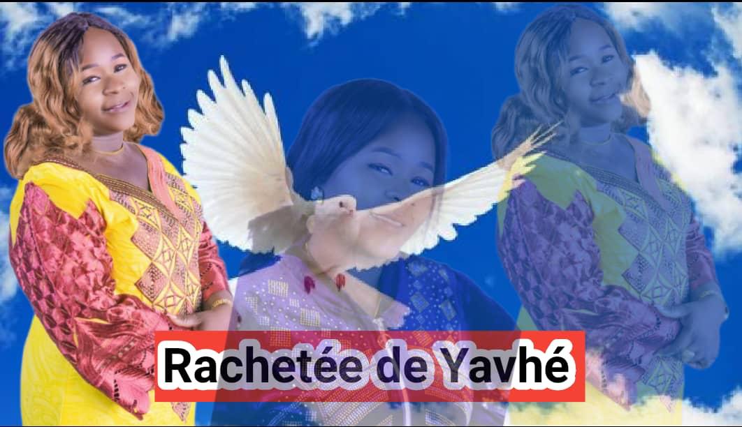 Portrait en montage d une femme souriante en tenue colorée avec une colombe en vol sur fond de ciel bleu et nuages