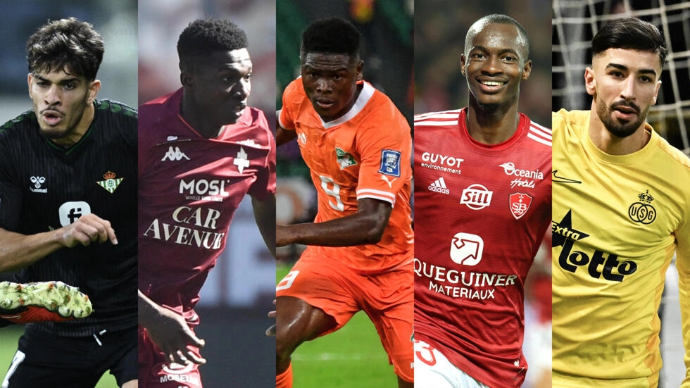 Cinq joueurs de football en action ou en course portant des maillots distincts au cours de matchs différents