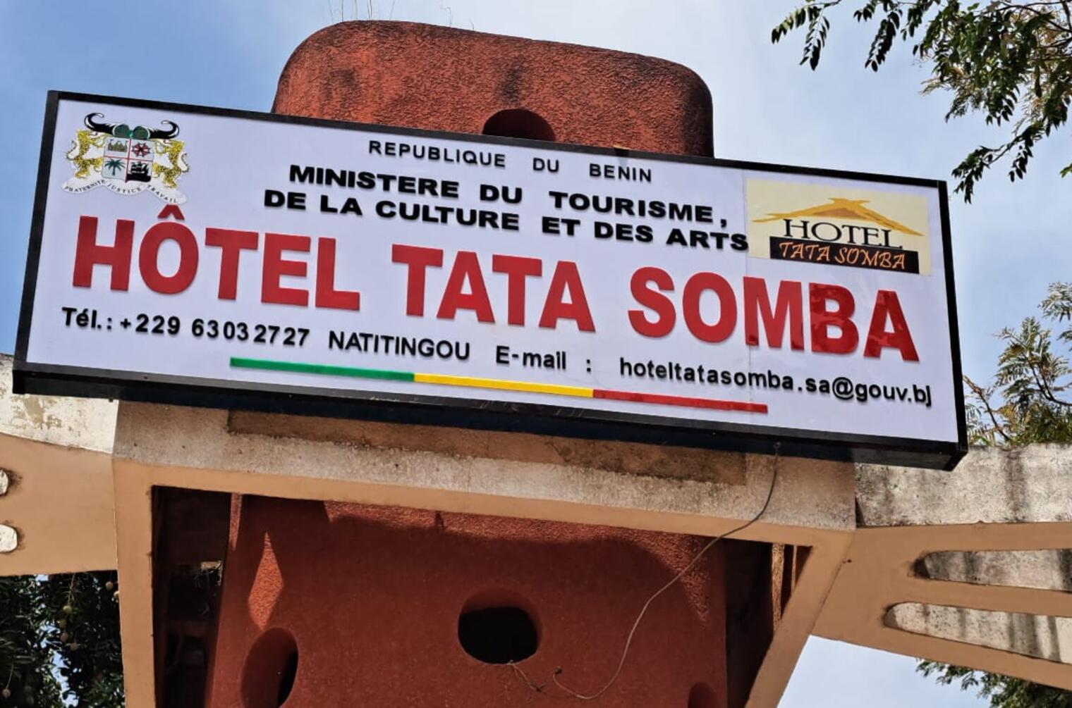Panneau indiquant l’hôtel Tata Somba avec coordonnées et mention du ministère du tourisme, de la culture et des arts