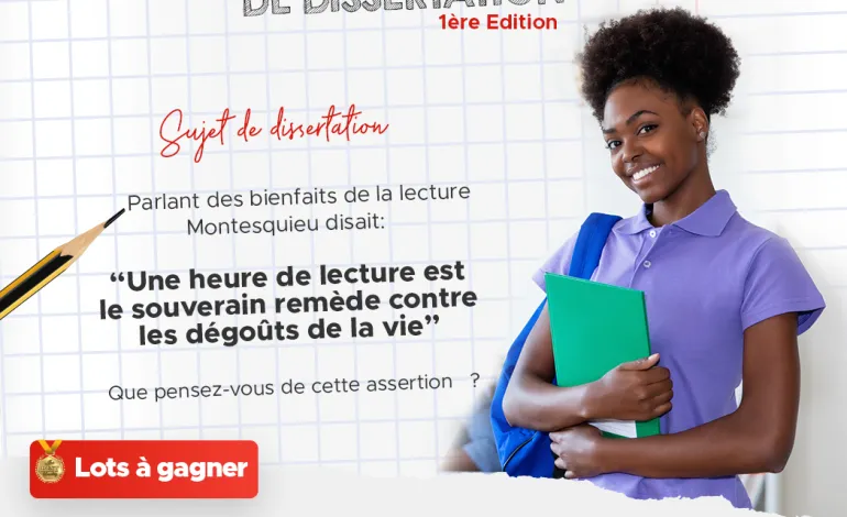 Jeune femme souriante tenant des cahiers et un sac à dos bleu sur fond de sujet de dissertation écrit sur un cahier quadrillé