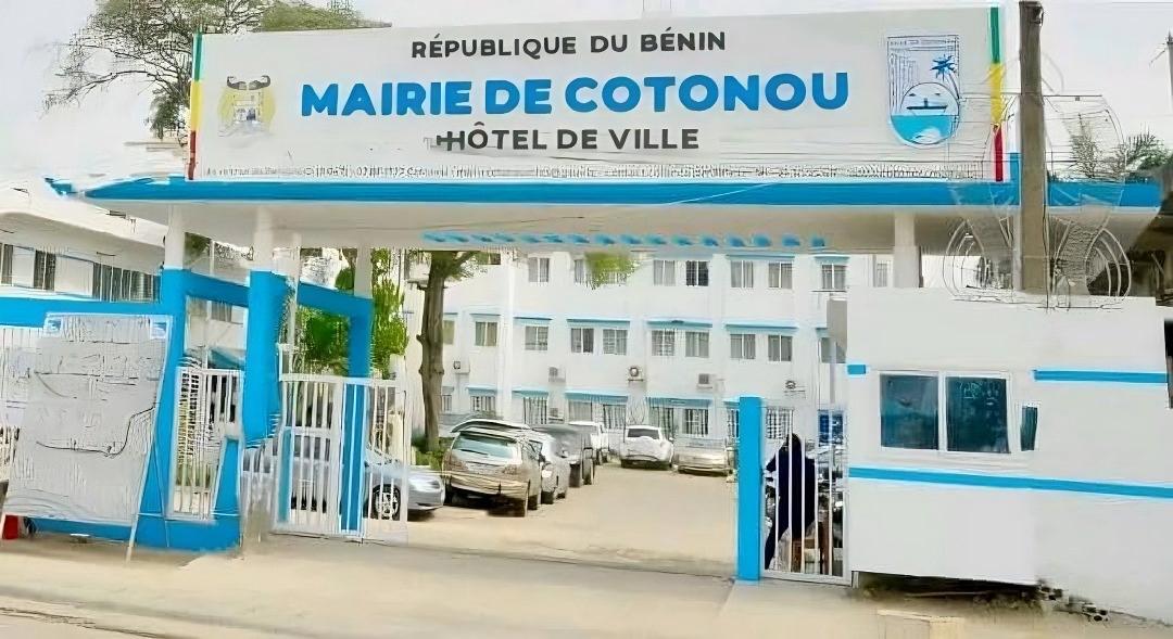 Entrée principale d un bâtiment administratif avec un panneau indiquant mairie et hôtel de ville entouré de voitures stationnées