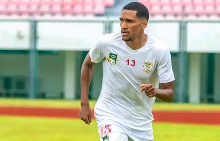 Joueur de football en maillot blanc numéro 13 courant sur le terrain lors d un entraînement