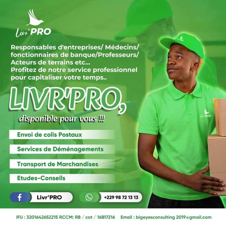 Homme en polo et casquette vertes tenant des colis avec un texte publicitaire sur un service de livraison et transport