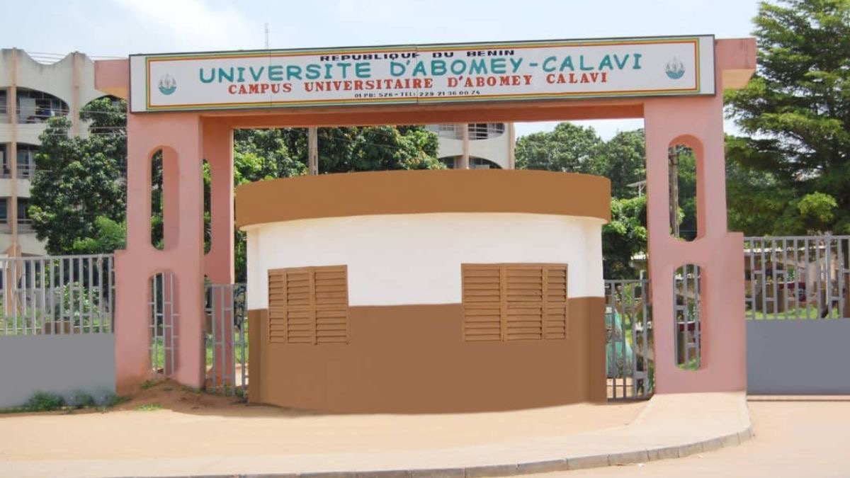 Entrée principale d un campus universitaire avec un portail et un panneau indiquant le nom de l établissement