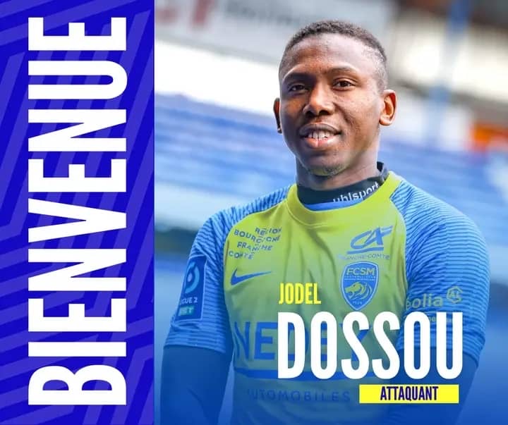 Un joueur de football en maillot vert et bleu sourit devant un stade flou avec un texte bleu disant bienvenue sur le côté gauche