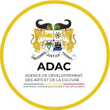 Logo circulaire avec un blason orné de deux lions dorés et le texte ADAC agence de développement des arts et de la culture