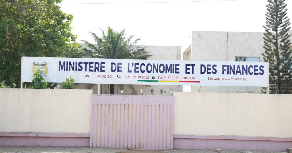 Façade d un bâtiment avec une grande enseigne indiquant ministère de l économie et des finances et un portail fermé devant