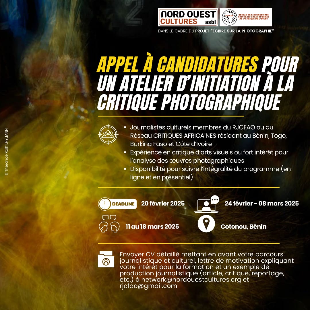 Texte jaune et blanc sur fond coloré sombre annonçant un appel à candidatures pour un atelier d’initiation à la critique photographique