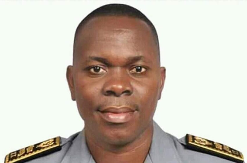 Portrait d’un homme en uniforme militaire gris sur fond blanc